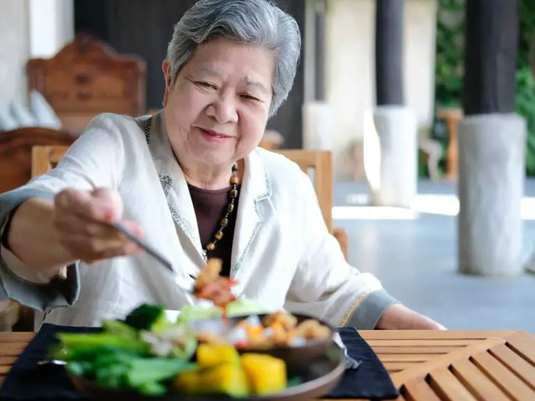 How Many Calories Should a 65-Year-Old Woman Eat to Lose Weight?