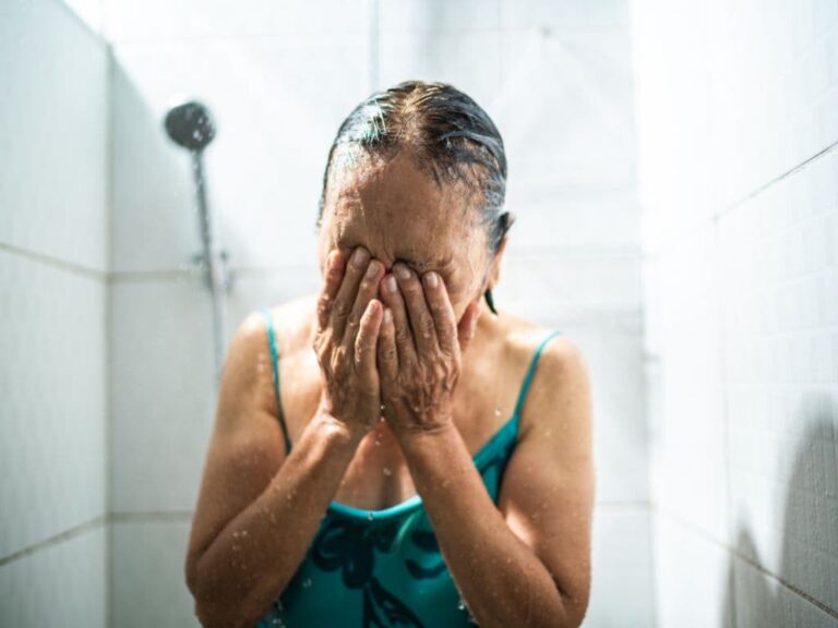 Why Seniors Don’t Want to Bathe: The Psychological Reasons