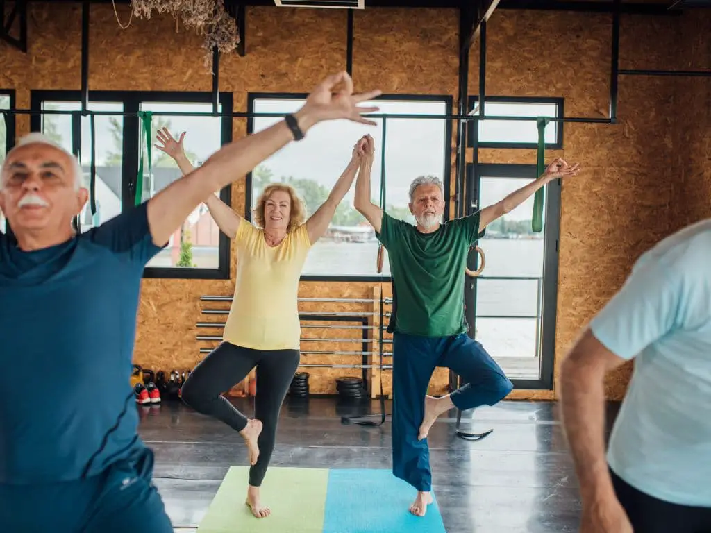 Долголетие йога. Московское долголетие йога. Йога долголетие. Йога баланс клуб.